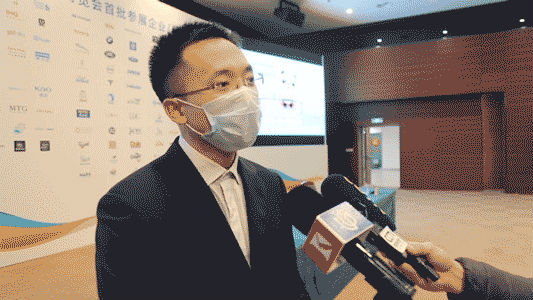 進口博覽局招商處處長王宏偉(wei) 接受采訪.gif
