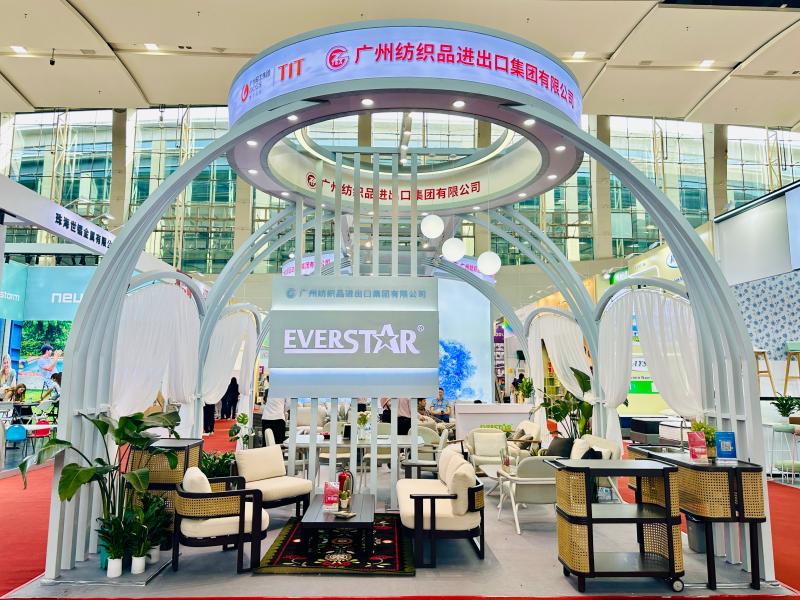 廣州紡織品進出口集團有限公司的第136屆獲獎廣交會(hui) 展位設計搭建圖片