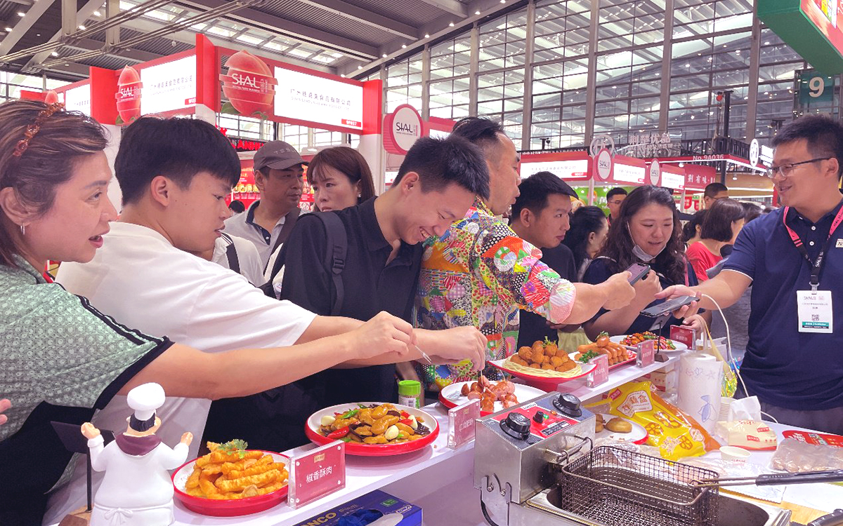 廣州食品展會(hui) 的攤位試吃場景