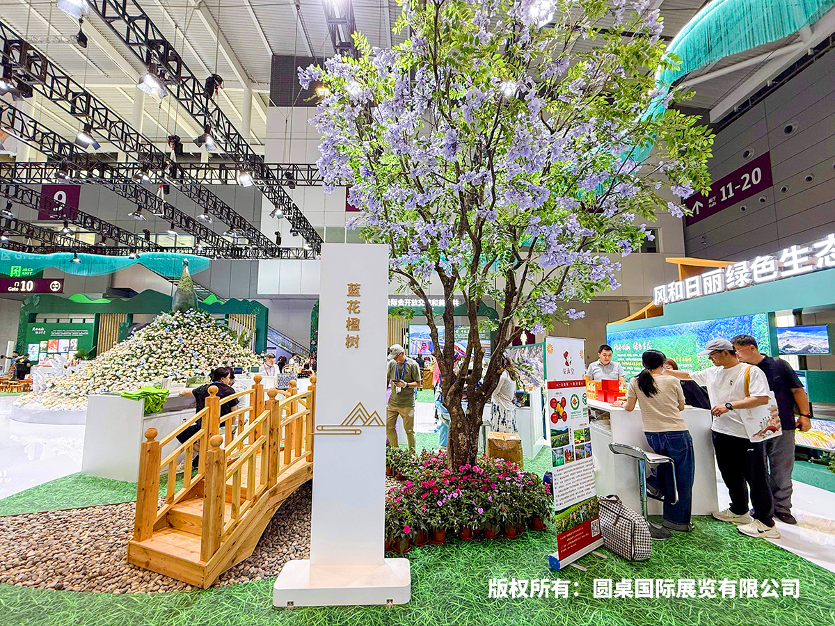 深圳文博會(hui) 的雲(yun) 南展廳采用開放式布展、交融式布局
